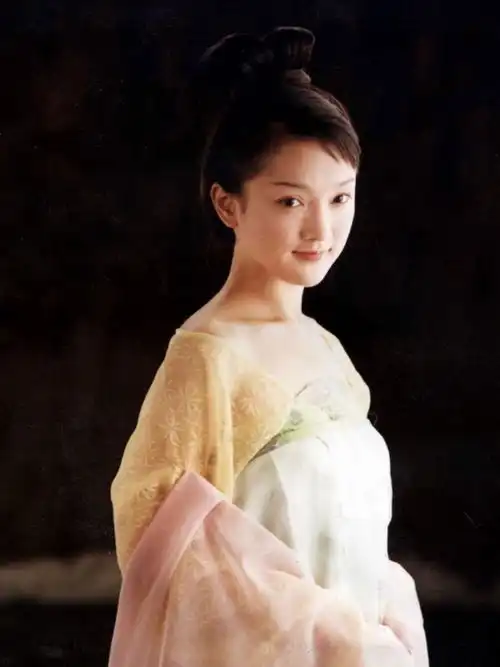 53岁依旧slay为何她总能彰显女王气场
