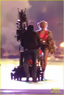 猛禽小队曝全新片场照小丑女大秀长腿性感迷人