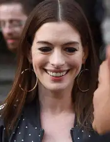 安妮海瑟薇重回穿普拉达的女王时期,穿搭优雅回归颜值巅峰
