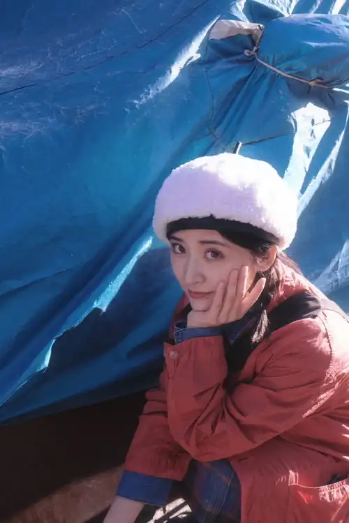 组图沈月晒胡同精美写真十二宫格穿红衣戴白色贝雷帽元气满满