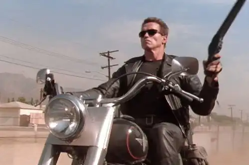 终结者已老70岁的施瓦辛格进行心脏手术,植入机械瓣膜