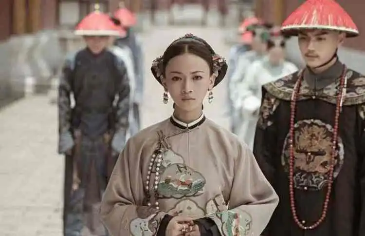 延禧攻略乾隆喂璎珞堕胎药,傅恒抱着璎珞痛哭
