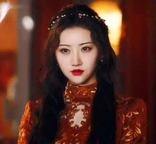 她被称为合照绝缘体,看到照片我信了,不愧是人间富贵花