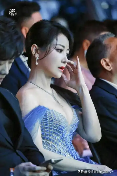 陈紫函蓝色低胸露肩鱼鳞裙妆造写真,性感迷人的奶白兔