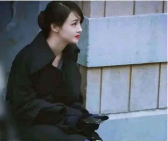 郑爽新剧被嘲素颜太丑,大红唇剧照曝光后,网友们都向她道歉
