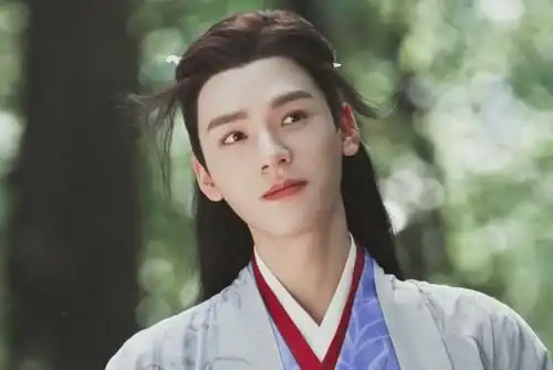 龚俊机场现身照曝光,从萌狗眼到眼神冷酷,网友果然人红气场大