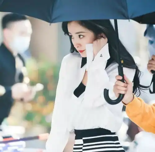 杨幂再度回归职场剧,与演技派男神上演先婚后爱,光看剧照好甜
