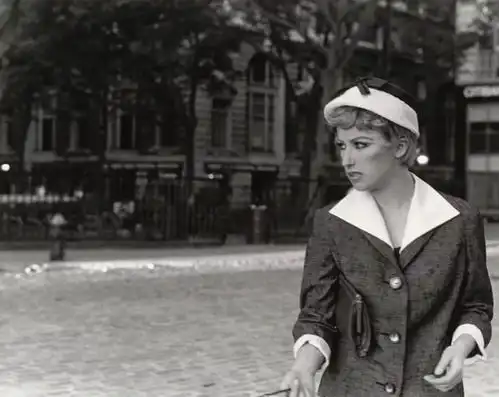 辛迪舍曼说成名让我感到羞愧,是不是很虚伪
