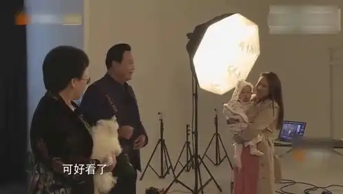 米粒拍全家照秦昊惊喜出现让伊能静感动到哭小细节暴露感情
