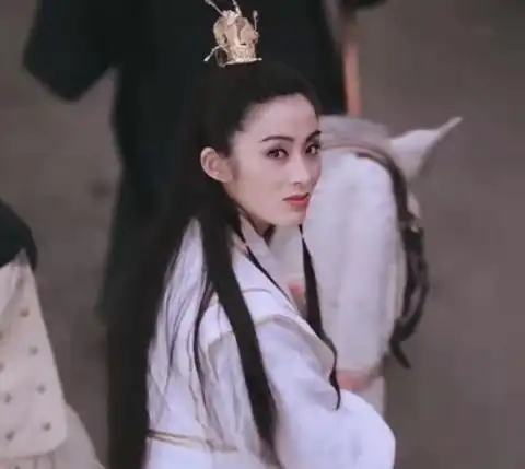 张敏罕见复出拍戏,与王晶28年后再合作,眼神灵动风采依旧