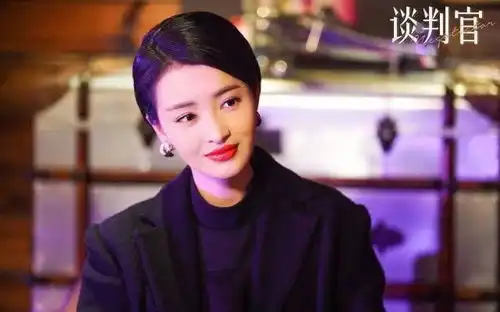 年少成名还是学霸,与顶流官宣恋爱,事业爱情双丰收