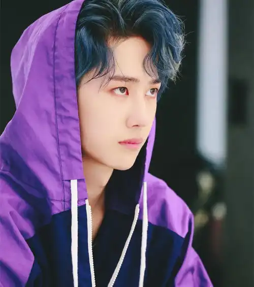 王一博终于回归创造101,害羞歪头陪练舞,可爱度百分百
