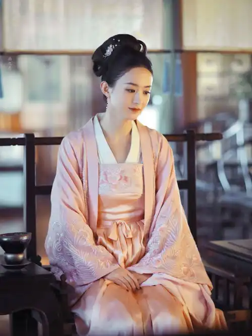 艺人新媒体综艺排行赵丽颖第2,谭松韵意外,杨洋超过蔡徐坤