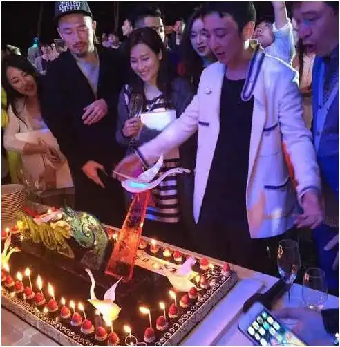 王思聪三亚过32岁生日,全程神情疲惫身材发福,场面尽显寒酸
