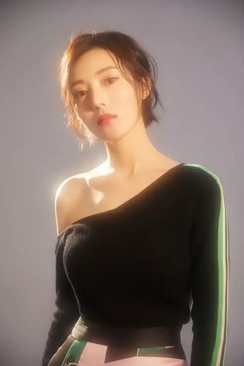 何美璇时尚写真曝光软萌迷妹白雪展优雅一面
