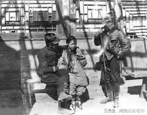 晚清照片扛鸟枪的捕快,十六人抬的灵柩,太监在颐和园乘船出行
