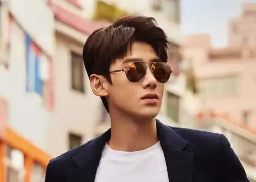 白敬亭晒照秀肌肉,网友却评论鞋是假的,真相让人哭笑不得