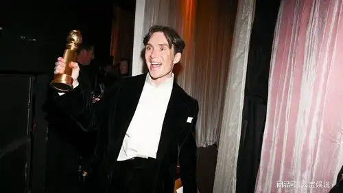 浴血黑帮男主携妻儿出席金球奖颁奖礼
