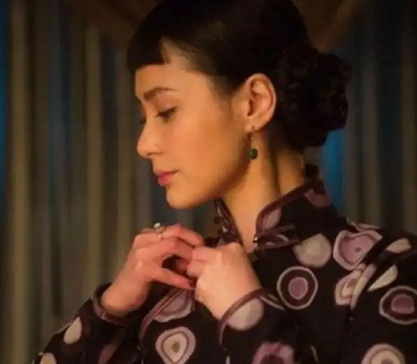 她恋上同学回家要离婚,夫君假装同意,第2天手下夫人上路吧