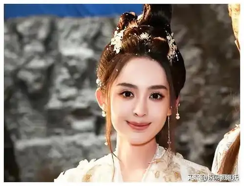 娜扎刘亦菲撞衫玫瑰旗袍尬到抠脚趾皮相美与骨相美差距一目了然