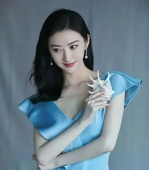 蓝色妖姬景甜,一袭蓝色裙清新迷人,网友有种初恋的感觉了
