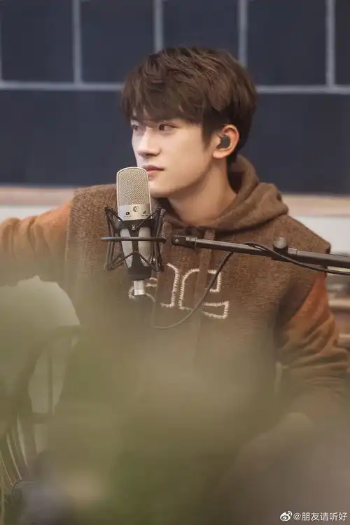 200310易烊千玺朋友请听好剧照新鲜出炉梨涡浅笑的文艺少年
