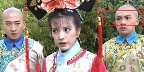 还珠格格里面的经典穿帮镜头,香妃的戒指,紫薇的现代袜子
