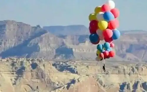 飞屋环游记魔术师抓52个气球升至7500米高空,随后高空跳伞