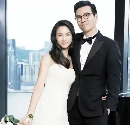 45岁汤唯晒照庆结婚十周年,一家三口西湖赏荷,7岁女儿罕见出镜