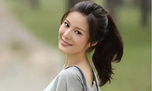 她靠姑父出道,如今姑父另娶小30岁娇妻,而她沦落无戏可拍
