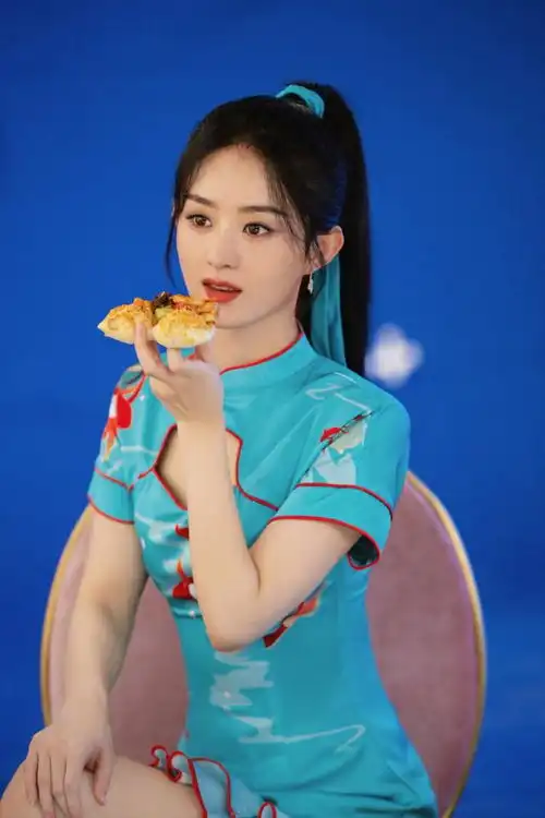 赵丽颖旗袍造型彻底封神穿锦鲤蓝旗袍气质出众,扎高马尾太飒气
