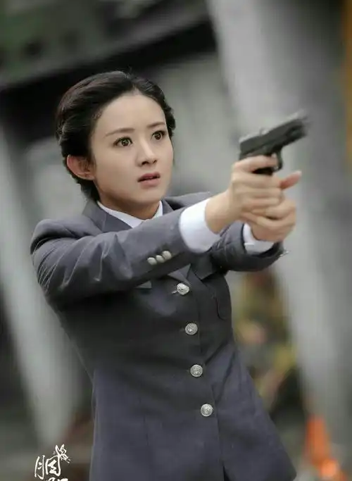 当妈的女人轻易别扮嫩,赵丽颖穿着日本校园制服,却带着轻熟感
