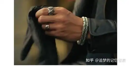 盗墓笔记张家古楼张瑞桐的随葬品,除了黑金古刀还有两样是什么
