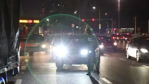 开车时被闪三下大灯,是什么意思这些车灯暗语了解一下
