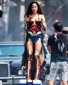 神奇女侠撕逼豹女,盖儿加朵身披战袍抱癌症病童,女神母爱泛滥