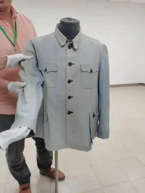 周总理逝世后,没有一件像样的衣服可以穿,邓颖超从旧衣服里挑
