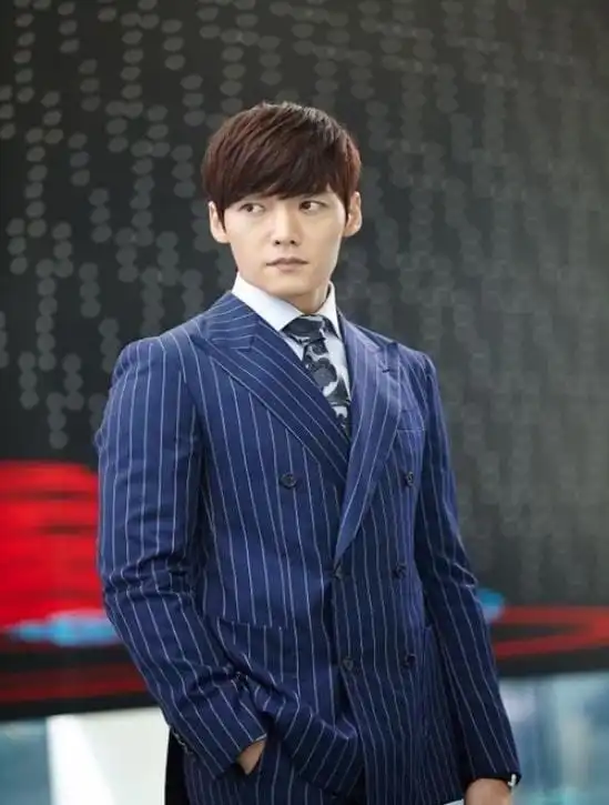 韩剧继承者们的崔振赫被捕,在非法营业酒馆聚会,引发众怒
