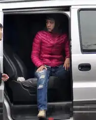 汤唯补拍危险戏找男替身外套反穿鼓塞做鬼脸
