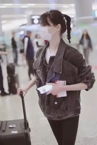 来看看郑爽的时尚穿搭,是不是觉得青春满满,少女感十足
