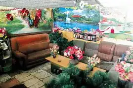 立交桥下蜗居屋内家具摆设齐全