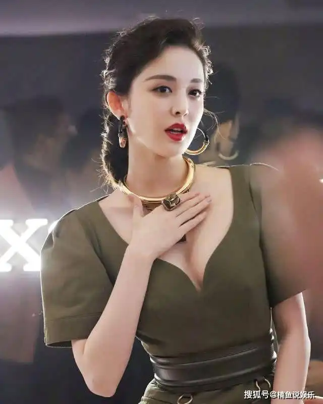 路人镜头下的古力娜扎,照片拍模糊了都这么美,生图好惊艳