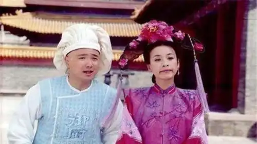 朱元璋吃饭时碗里有根头发,御厨帽子一摘陛下,臣是光头
