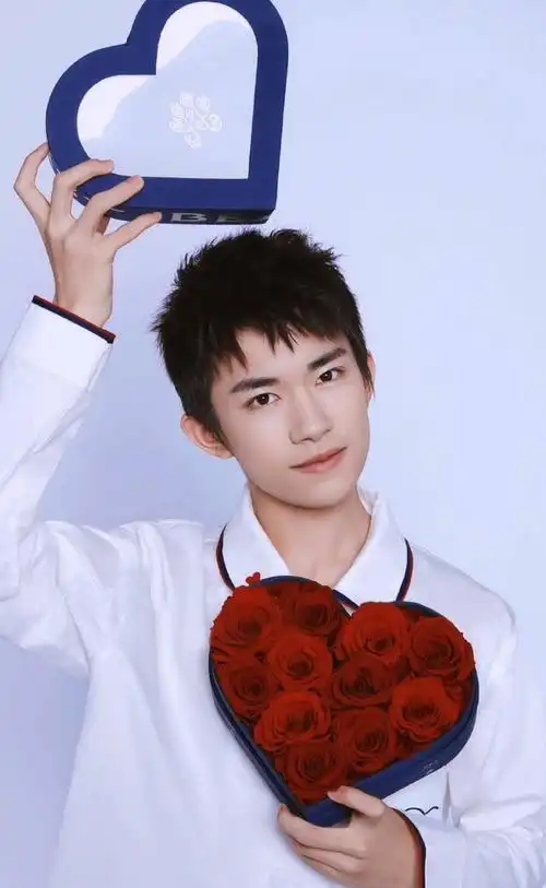 易烊千玺首张囚服剧照曝光大佬为周冬雨流泪,这是什么狗血剧情