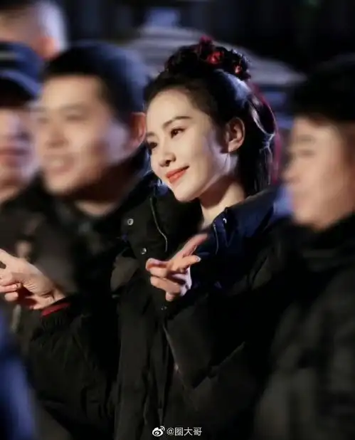 组图一念关山杀青刘诗诗手捧多束鲜花面带灿烂笑容
