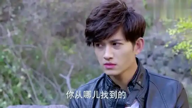 麻辣变形计小迪喂高富帅吃巧克力,一旁的小伙独自生闷气
