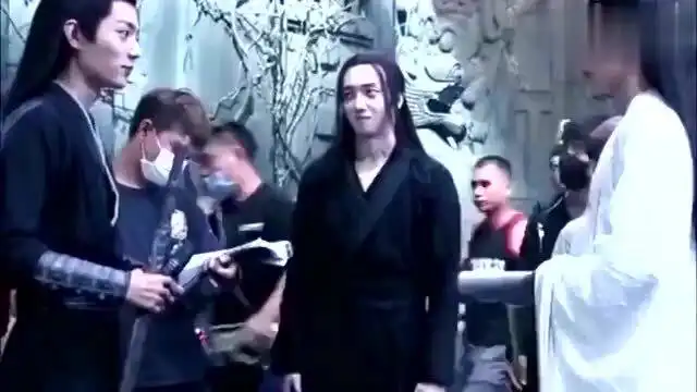 陈情令花絮肖战吊威亚很辛苦,王一博拍打戏被威亚缠住头冠
