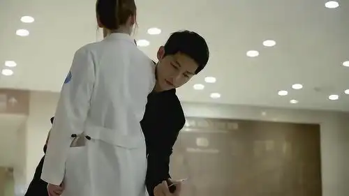 太阳的后裔名场面柳大尉手机神操作,撩到了无数少女心啊