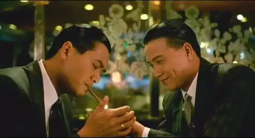 港片里,同样是演黑帮大哥,论气场,周润发也要敬他三分