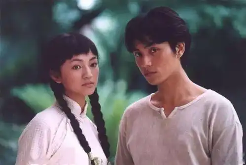 难得一见的青涩剧照那时的一线明星们好羞涩