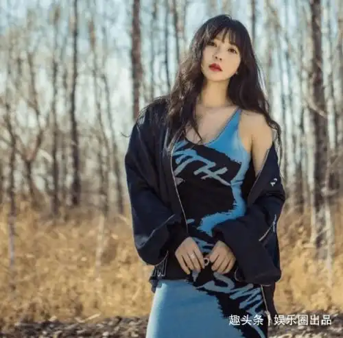 40岁柳岩下乡拍大片,身材曲线我给满分,服装造型不敢恭维